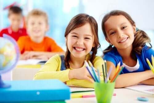 Jeunes filles souriantes à l'école
