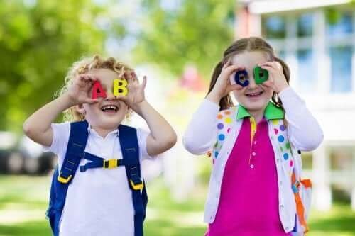Frère et sœur jouant ensemble à l'école