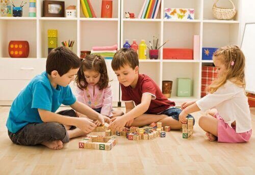 Des enfants jouant avec des cubes