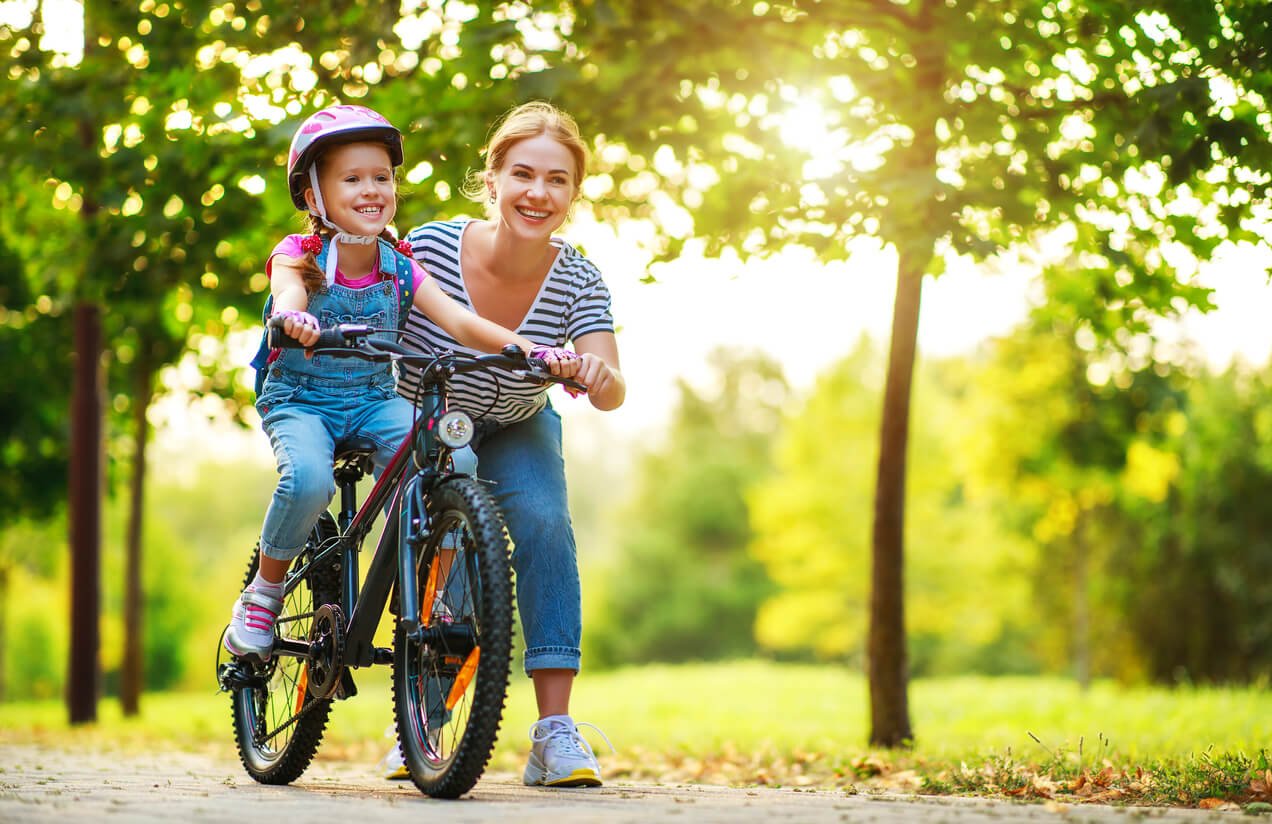 Laisser les jeunes enfants faire les choses par eux-mêmes