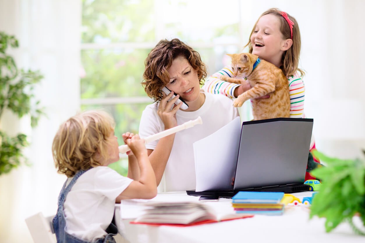 Mère stressée en télétravail