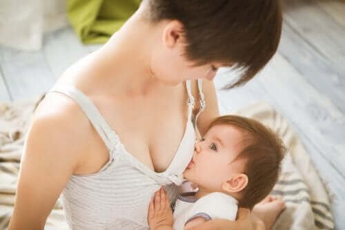 Mère et bébé allaitant