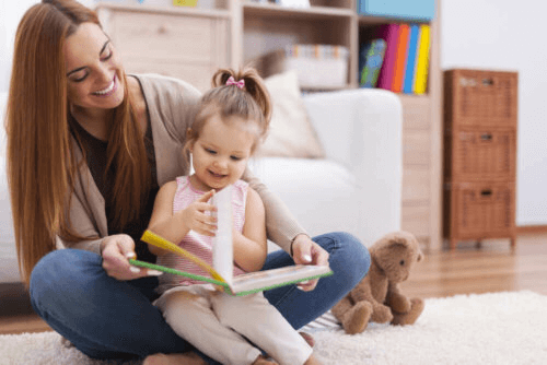 Mère et fille lisant un livre