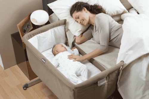 Une mère et son bébé endormi.