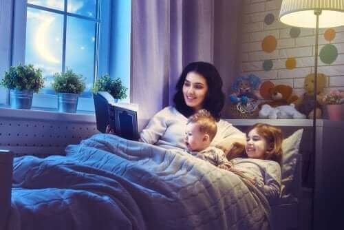 Mère lisant un conte à ses enfants