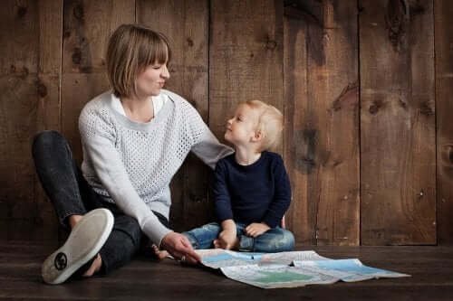Une mère qui répond aux questions de son enfant