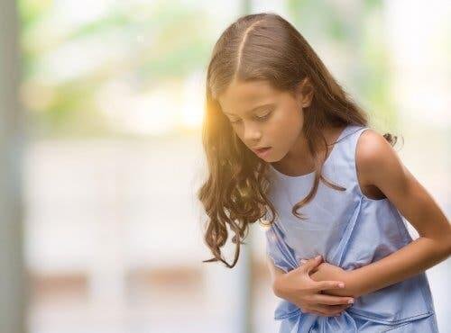 Une petite fille avec une indigestion.