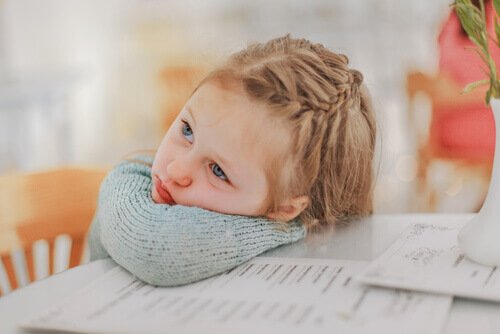 L'ennui d'une petite fille.