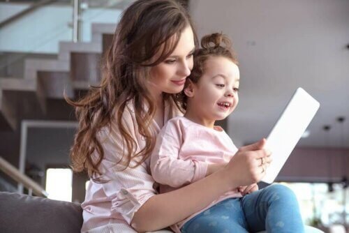 Une petite fille qui regarde un book-trailer