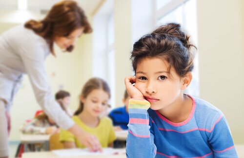 Une petite fille qui s'ennuie à l'école.