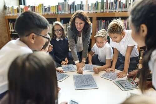 Une professeure utilisant des tablettes avec ses élèves