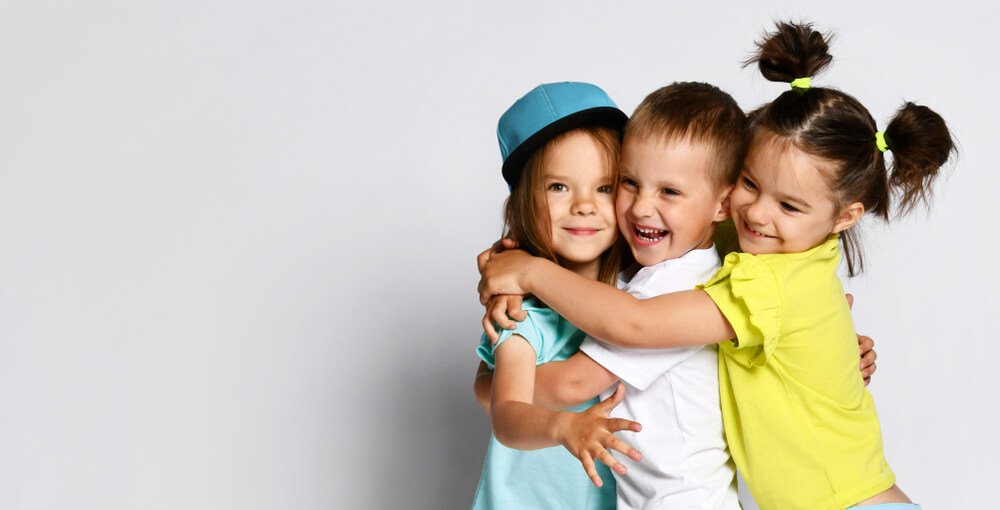 Des children displaying gratitude