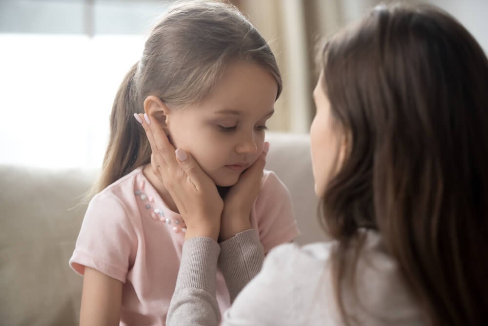Maman enseignant la vérité à sa fille