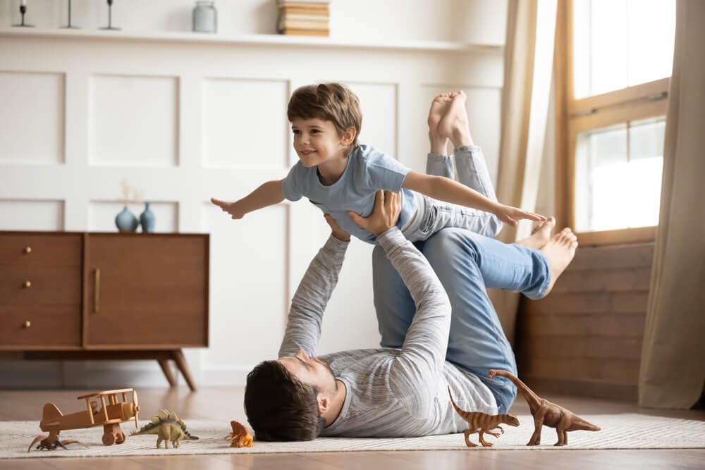 père qui s'amuse avec son fils