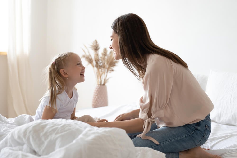 Maman utilise la méthode de la rose et de l'épine avec sa petite fille