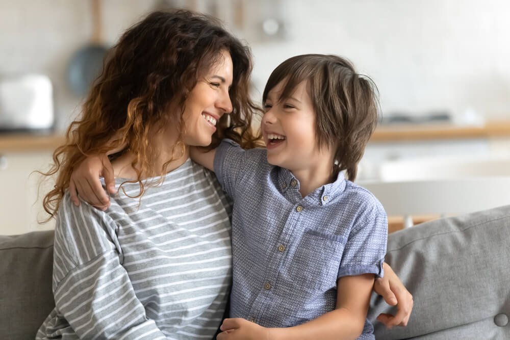 Petit garçon parle de l'école avec sa mère