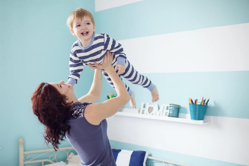 bébé explorant la maison
