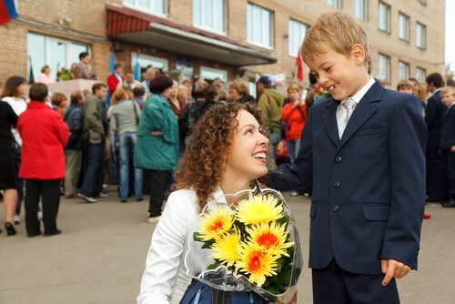 Une maman et son enfant devant l'école.