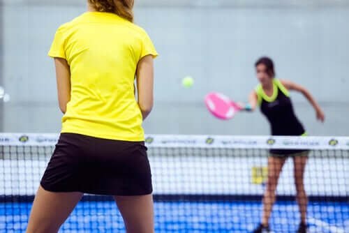 Deux femmes jouant au paddel.