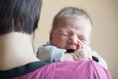Un bébé en pleurs, illustrant le syndrome du bébé secoué