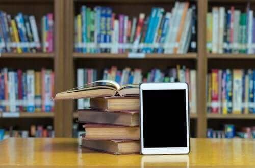 Une tablette et des livres