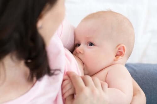 Un bébé qui se nourrit au sein