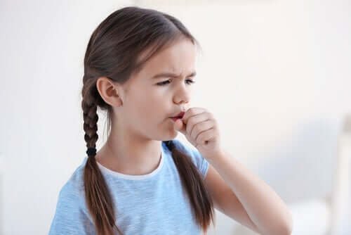 Une petite fille toussant