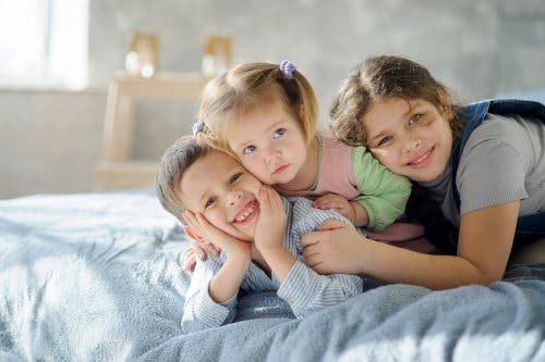 Trois enfants jouant ensemble.