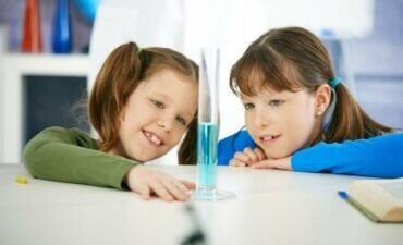 4 Expériences Scientifiques Amusantes à Réaliser à la Maison avec Vos Enfants