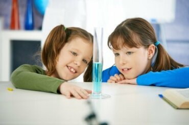 4 Expériences Scientifiques Amusantes à Réaliser à la Maison avec les Enfants