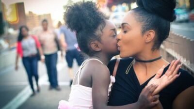 une mere embrassant sa fille montrant le lien entre les deux individus