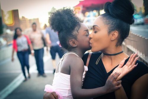 une mere embrassant sa fille montrant le lien entre les deux individus