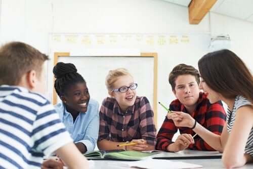 Comment l'Apprentissage Collaboratif Transforme l'Éducation en Classe : Avantages et Conseils Pratiques
