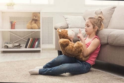 Pourquoi Votre Enfant Parle-T-Il Tout Seul ? Avantages du Discours Privé chez les Enfants