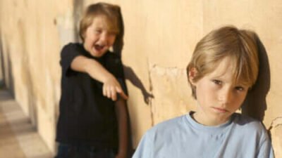 Comment Éviter les Complexes chez les Enfants : Stratégies pour Renforcer leur Estime de Soi
