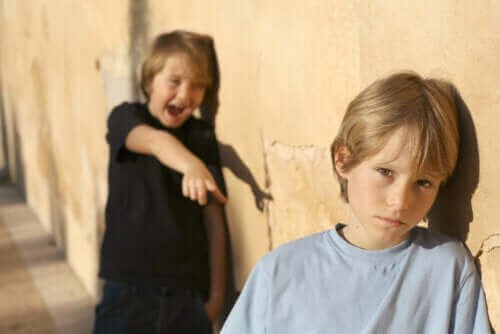 Comment Éviter les Complexes chez les Enfants : Stratégies pour Renforcer leur Estime de Soi