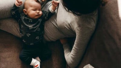 Pourquoi Rester avec Votre Bébé Jusqu'à Son Endormissement Est Essentiel pour Son Développement