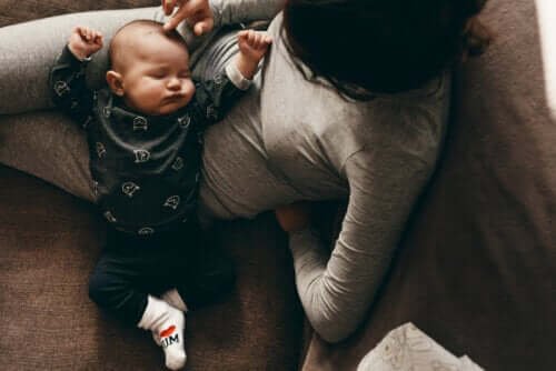 Pourquoi Rester avec Votre Bébé Jusqu'à Son Endormissement Est Essentiel pour Son Développement