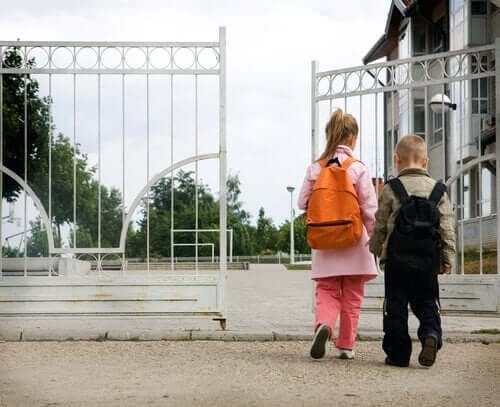 10 Erreurs à Éviter lors des Premiers Jours d'École de Votre Enfant pour une Transition Réussie