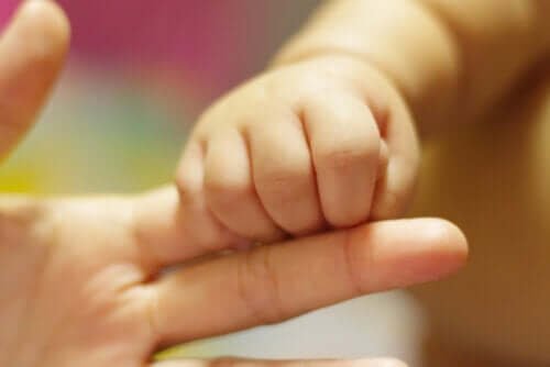 L'attachement infantile : comprendre son rôle essentiel dans le développement émotionnel des enfants