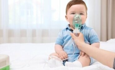 Comprendre les vomissements et mucosités chez les enfants : causes et solutions