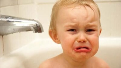 Aidez vos enfants à aimer l'eau : 4 stratégies pour vaincre la peur de l'eau