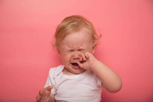 Symptômes de la poussée dentaire et conseils pour soulager la douleur de votre bébé