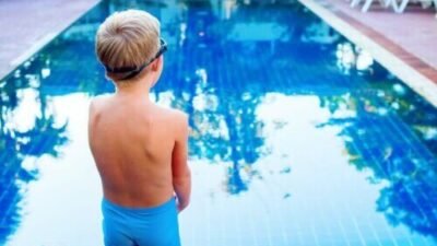 Aider votre enfant à vaincre sa peur de l'eau : stratégies efficaces