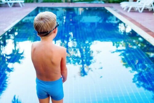 Aider votre enfant à vaincre sa peur de l'eau : stratégies efficaces
