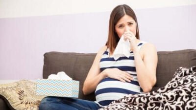 Gérer la grippe pendant la grossesse : conseils pratiques et symptômes à surveiller