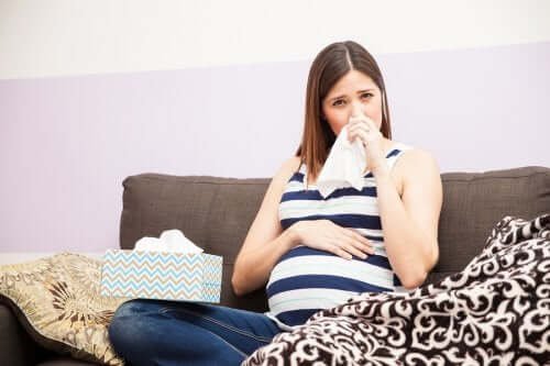 Gérer la grippe pendant la grossesse : conseils pratiques et symptômes à surveiller
