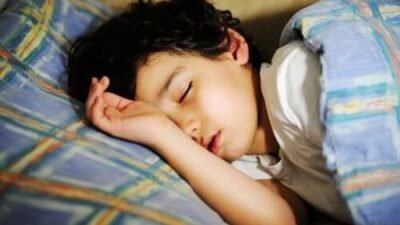Encourager l'heure du coucher chez les enfants avec un bisou et au lit