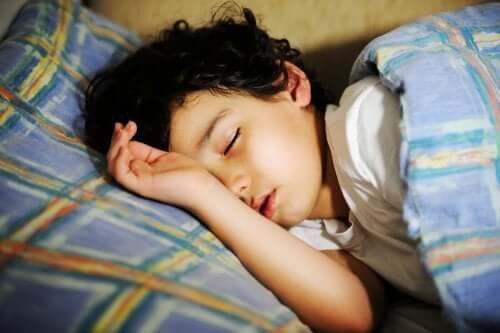 Encourager l'heure du coucher chez les enfants avec un bisou et au lit