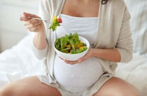 Les dangers des salades pendant la grossesse et l'importance d'une alimentation équilibrée